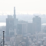 あたたかな陽気でかすむ神戸の街並み＝３日午前、神戸市中央区、諏訪山公園から（撮影・長嶺麻子）