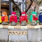 ６色の帽子とマント姿に変身した「わらべじぞう」＝神戸市須磨区