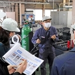 就職氷河期世代を対象とした職業訓練の見学会＝尼崎市武庫豊町３