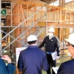就職氷河期世代を対象にした職業訓練施設「ポリテクセンター」の施設見学会の様子＝尼崎市武庫豊町３
