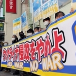 ５０年前に使われていた「ベ平連」の旗も掲げてロシアの軍事侵攻に抗議するメンバーら＝神戸市中央区三宮町１