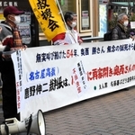 駅前を行き交う人々に事件や裁判の経緯を説明する「名張毒ぶどう酒事件兵庫支援する会」のメンバーら＝ＪＲ元町駅前