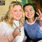 西牧エヴェリーナさん（左）と娘のケリーさん（西牧さん提供）