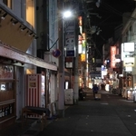 時短の要請が続き、閑散とした神戸・三宮の歓楽街＝１月２７日夜、神戸市中央区中山手通