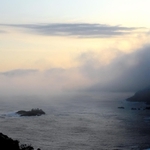 日本海に流れ込んだ霧が海上に広がっていく＝４日午前７時６分、豊岡市瀬戸（撮影・岡本好太郎）