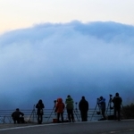 山のように盛り上がった霧が海に向かって流れ込む＝４日午前６時３５分、豊岡市瀬戸（撮影・岡本好太郎）