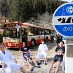 サウナバス「サバス」体験を終え、車外で外気浴を満喫する参加者＝４日午前、兵庫県神河町根宇野（撮影・大山伸一郎）