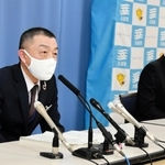 新型コロナの協力金を巡り不適切な申請があったことを会見で説明する兵庫県経営商業課の川西正孝課長（左）ら＝４日午後、神戸市中央区下山手通５、兵庫県庁
