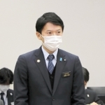 まん延防止等重点措置の再延長を受け、対策本部会議の冒頭であいさつする兵庫県の斎藤元彦知事＝４日午後、神戸市中央区、県災害対策センター