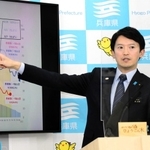 会見で病床使用率の高さについて説明する兵庫県の斎藤元彦知事＝４日午後、神戸市中央区、県庁