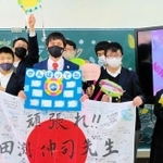 勤務する和田山特別支援学校の壮行会に参加した田渕伸司（中央）。応援を力に変える＝２月２３日、朝来市和田山町竹田（同校提供）