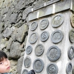 小学生時代に姫路城を訪れた村田さんの長男悠さん。家紋を眺め、好奇心を広げた（村田さん提供）