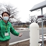 ＪＲ夜ノ森駅前で線量計を手にするガイドの里見喜生さん＝福島県富岡町
