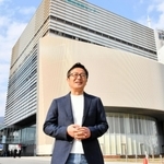 兵庫県立大大学院減災復興政策研究科が入る「人と防災未来センター」の前で２拠点生活の可能性を語る佐藤敬生さん＝神戸市中央区脇浜海岸通１