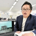被災した宮城県の南三陸町防災対策庁舎などの写真を示しながら、これまでの活動を振り返る佐藤敬生さん＝神戸市中央区脇浜海岸通１