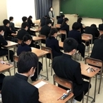 昨年の高校一般入試で試験開始を待つ受験生たち＝神戸市内