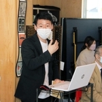 自主避難という言葉の影響を卒業論文にまとめた藤塚大輔さん（左から２人目）。姫路市で６日にあった避難者の交流会で内容を紹介した＝姫路市北条永良町