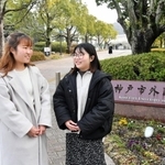 防災を啓発する団体を立ち上げた代表の岡崎菜々子さん（右）と副代表の戸高朱里さん＝神戸市西区学園東町９