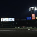 ＬＥＤナイター照明で、試合の７回に行われる「ラッキーセブン」の演出＝９日午後、西宮市の甲子園球場（撮影・斎藤雅志）