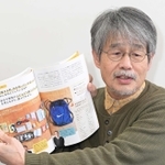 刊行した「１４歳からの自然災害と防災」について語る諏訪清二さん＝神戸市中央区東川崎町１（撮影・秋山亮太）
