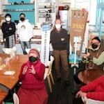 韓国大統領選のライブ配信を見守った在日コリアンら＝神戸市長田区若松町３