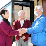 再建した自宅前で、高橋守雄所長（右）と再会した佐藤清太郎さん、京子さん夫婦＝１０日午後、宮城県南三陸町志津川
