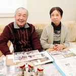 兵庫のボランティアとの交流を振り返る佐藤清太郎さんと妻京子さん＝宮城県南三陸町志津川