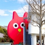 「デコレータークラブ－ピンクの猫の小林さん－」横浜市金沢区並木団地での展示風景（２０２０年、阪中隆文さん撮影、飯川雄大さん提供）。スケールが大きく、不可視の領域を持つ代表作だ（本展では展示なし）