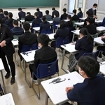 試験の開始を待つ受験生ら＝１１日午前、西宮市上甲東園２、県立西宮高校（撮影・坂井萌香）