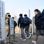 試験会場に入る受験生＝西宮市上甲東園２、県立西宮高校（撮影・坂井萌香）