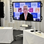 犯罪被害者支援に特化した条例について意見を交わす寺田眞治代表理事ら（左）＝三宮コンベンションセンター