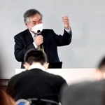 最終講義で「減災とは巨大な自然に対し、小さな人間の足し算で立ち向かうこと」と語った室崎益輝教授＝１２日午後、神戸市中央区脇浜海岸通１（撮影・中西幸大）