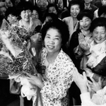 職員や支持者に出迎えられて初登庁した北村春江・新市長＝１９９１年５月１日、芦屋市精道町、芦屋市役所　　