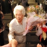 退任の日、駆けつけた市民と握手を交わす北村春江さん＝２００３年６月、芦屋市役所