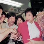 当選を決め、支持者に握手攻めにされる北村春江さん（右から２人目）＝１９９５年６月１１日、芦屋市公光町