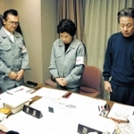 震災から１カ月、発生時刻の５時４６分に黙とうする北村春江芦屋市長ら＝１９９５年２月１７日、芦屋市役所