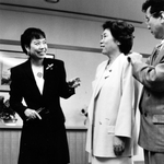 芦屋市役所で北村春江市長の採寸をするコシノヒロコさん（左）＝１９９１年５月３１日、芦屋市精道町、芦屋市役所