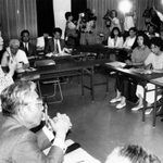 住民の質問に答える北村春江・芦屋市長＝１９９１年６月１０日、芦屋市高浜町