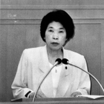 就任後初の議会に臨んだ北村春江・芦屋市長＝１９９１年５月１日、芦屋市会本会議場