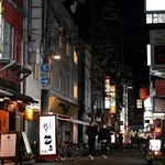 時短要請が出され、明かりがまばらな繁華街＝３日夜、神戸市中央区中山手通１