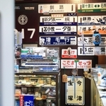 自室の壁を埋める鉄道のプレート＝西宮市（撮影・斎藤雅志）