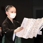 答辞を読む卒業生総代の岩永佳那子さん＝宝塚市栄町１（宝塚音楽学校提供）