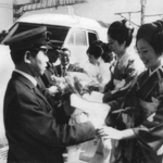 相生駅に到着した東京始発「ひかり」の運転士や車掌に花束を贈る、みなとの女王たち＝１９７２年３月１５日、新幹線相生駅