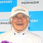 出発前に意気込みを語る海洋冒険家の堀江謙一さん＝１５日午前、大阪空港（撮影・斎藤雅志）