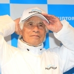 太平洋単独無寄港横断に挑戦する海洋冒険家の堀江謙一さん＝１５日午前、大阪空港（撮影・斎藤雅志）