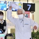 米サンフランシスコに向けて出発する堀江謙一さん＝１５日午前、大阪空港（撮影・斎藤雅志）