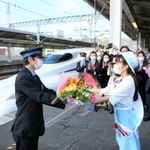 相生みなとの女王（右）から花束を贈られる新幹線運転士＝１５日午前９時４５分、兵庫県相生市の相生駅（撮影・大山伸一郎）
