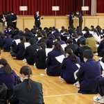 兵庫県立高校の入試で説明を聞く受験生。県内の中学生は約３０年前の半分に減少し、学校の活力維持が課題になっている＝２月、兵庫県内