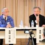 意見交換する室崎益輝教授（右）と高橋守雄所長。１時間半にわたり熱く語った＝神戸市中央区東川崎町１