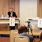長沼隆之論説副委員長（右）を交え、災害ボランティアの将来を語り合った催し＝神戸市中央区東川崎町１